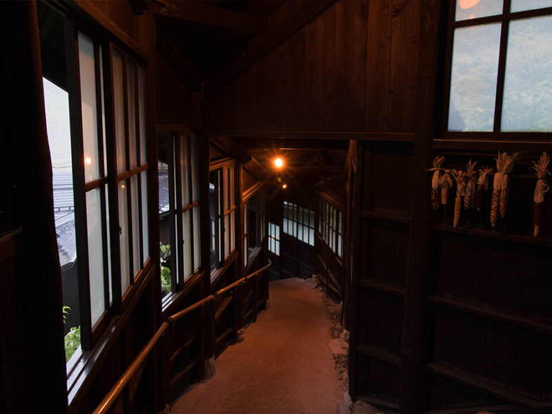 connecting_corridor 露天風呂への渡り廊下。日が暮れるといい雰囲気に。