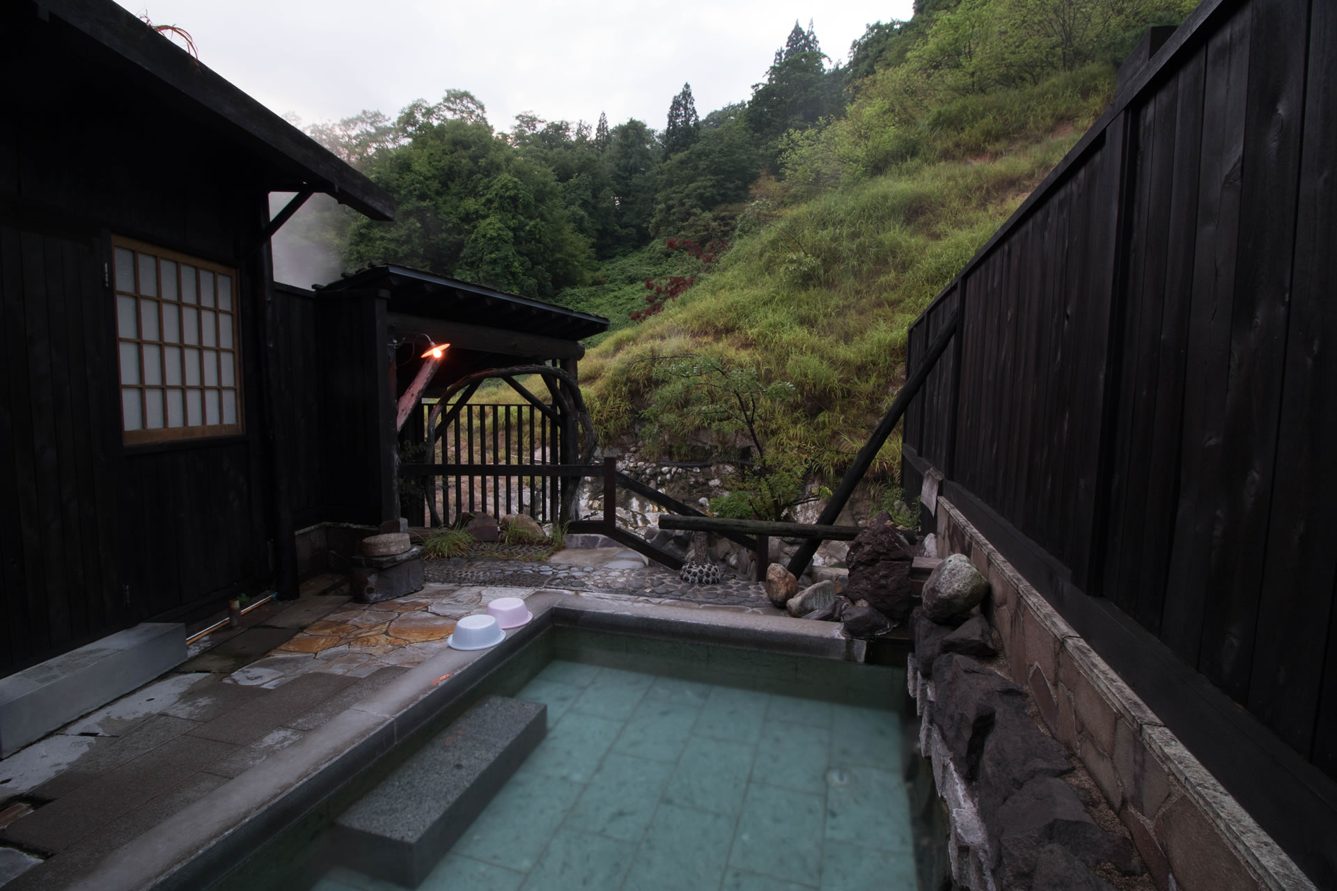 十和田石と多古石で作られた露天風呂です。