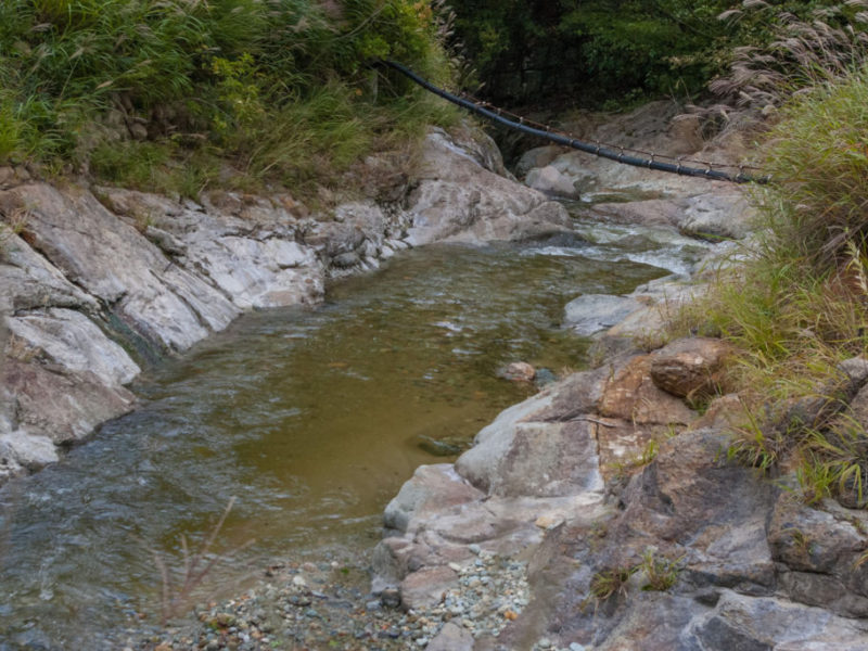 天然川風呂 川底から湧き出る温泉を堰き止めたお風呂です。7月から9月限定の他では味わうことのできない、自然を満喫できる天然のお風呂です。混浴となっておりますので、女性は水着やバスタオルをご用意ください。