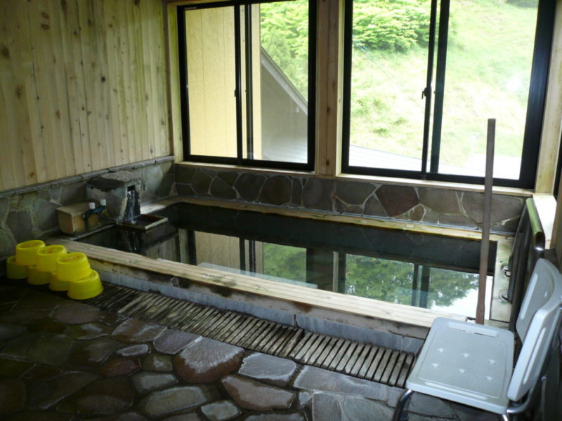 ひのき風呂 湯船には、ひのきを使い、内装には青森のヒバを使用したこだわりの お風呂です。木の温もりと湯の香りを合わせてお楽しみください。
