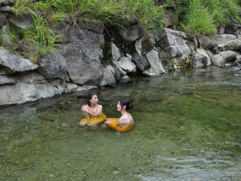 天然川風呂 川底から湧き出る温泉を堰き止めたお風呂です。7月から9月限定の他では味わうことのできない、自然を満喫できる天然のお風呂です。混浴となっておりますので、女性は水着やバスタオルをご用意ください。