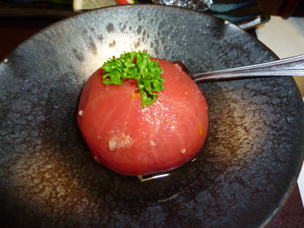 夏の大人気料理です。甘いトマトを召し上がれ。