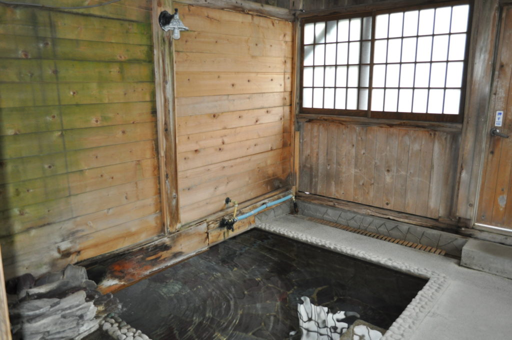 昔の湯小屋の佇まいをそのままに、古き良き時代の懐かしい雰囲気を　　味わいながら、湯治気分を存分に味わってください。